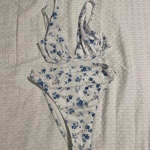 Holliste a-pex top and high rise cheeky bottom